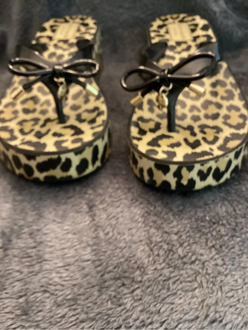 kate spade Leopard Print Platform Flip Flops with Bow Accent and Charm size 6
